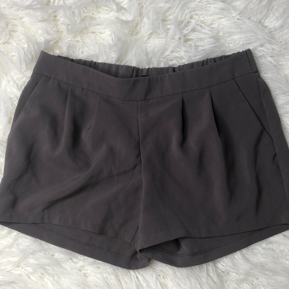 NWOT gray pleated shorts with pockets sz Small
